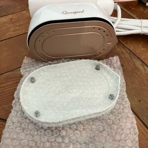 Queejenl White and Gold Device